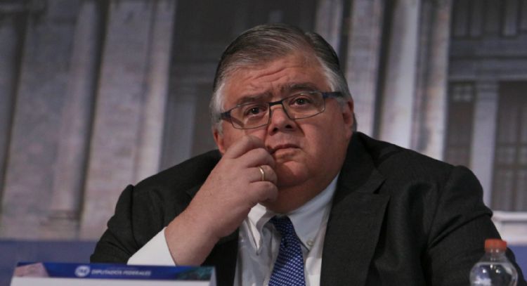 Carstens vuelve a México y calla en medio de cuestionamientos a Banxico y acusaciones de narcolavado