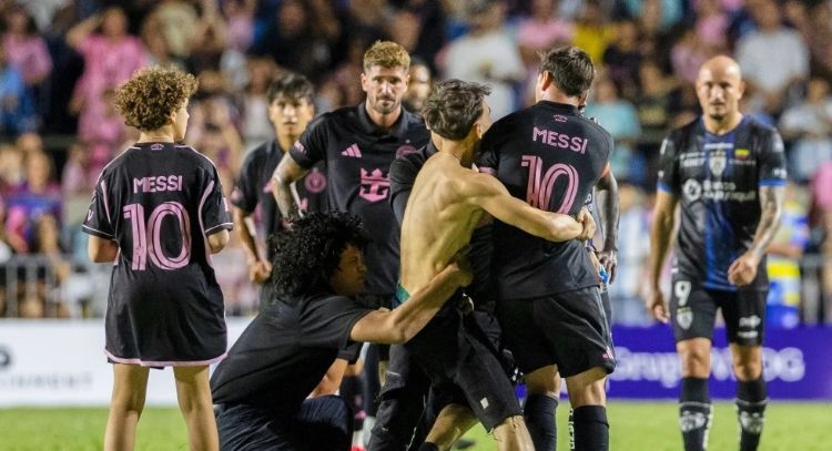 Fanático invade cancha en Puerto Rico y derriba a Messi en amistoso del Inter Miami (Video)