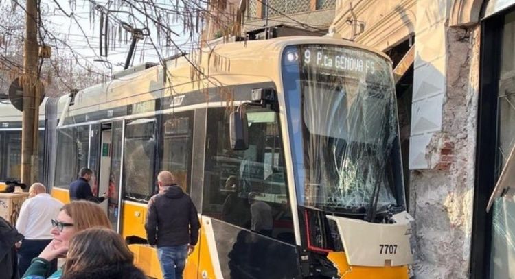 Descarrila tranvía en Milán y se estrella contra edificio; hay 2 muertos (Video)