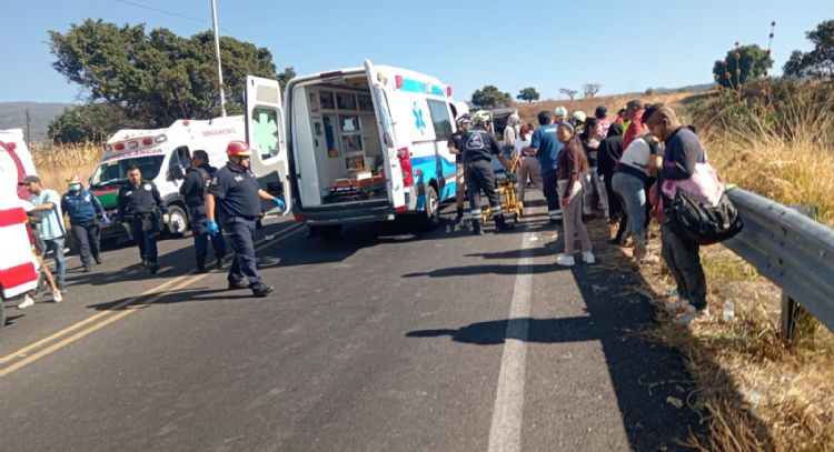 Volcadura de autobús en Curva del Diablo deja siete muertos y 25 lesionados, entre ellos menores