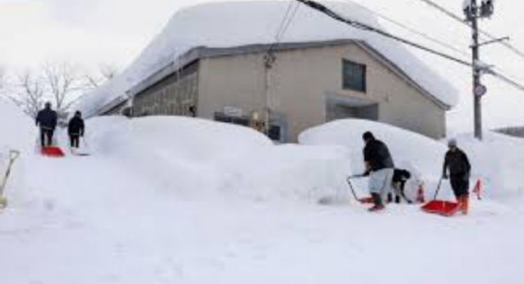 Alertan de más nieve en Japón tras intensas nevadas que han provocado decenas de muertes