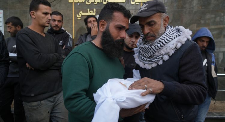 Israel ataca Gaza y mata a 19, en su mayoría mujeres y niños, tras decir que Hamás violó la tregua