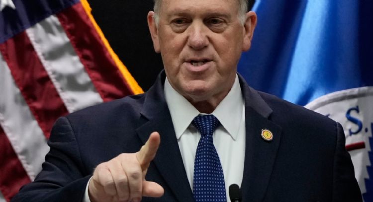Zar fronterizo de Trump anuncia que 700 agentes de inmigración dejarán Minnesota de inmediato