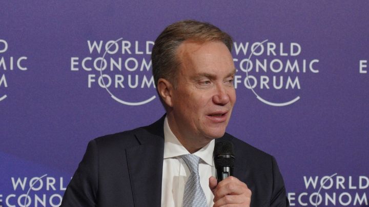 Foro Económico de Davos inicia investigación contra su director ejecutivo por vínculos con Epstein