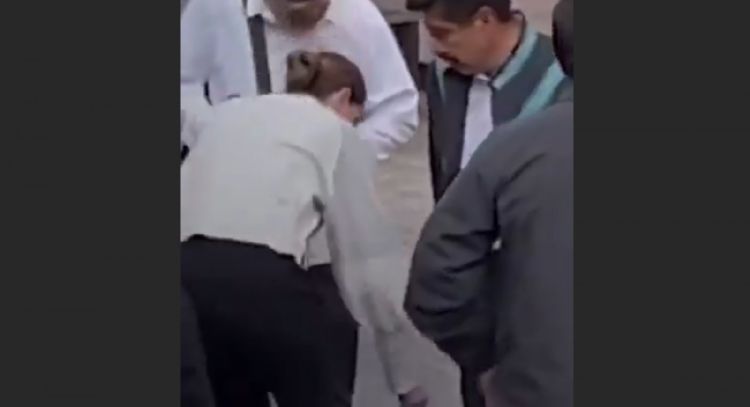 Directora de comunicación social de la SCJN limpia zapatos al ministro Hugo Aguilar