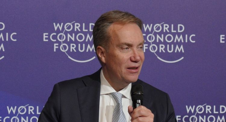 Foro Económico de Davos inicia investigación contra su director ejecutivo por vínculos con Epstein