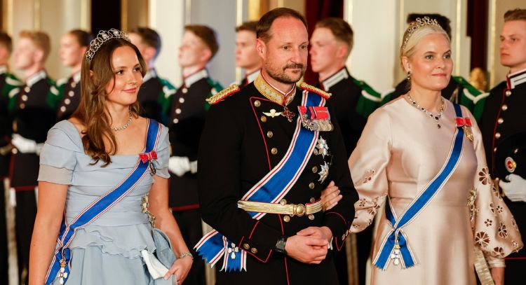 Princesa de Noruega pide disculpas por sus contactos con Epstein