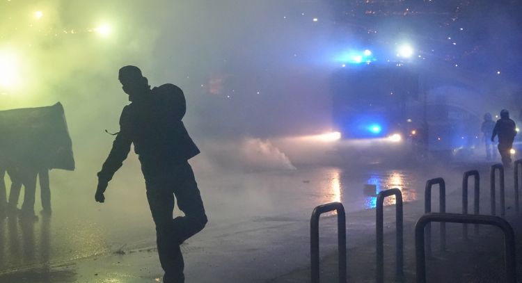 Policía italiana lanza gas lacrimógeno durante protestas en Juegos Olímpicos