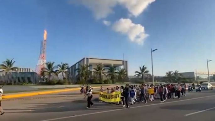 Protestan en Dos Bocas por reubicación de escuelas colindantes con la refinería Olmeca