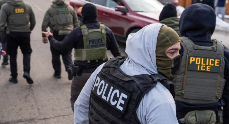 Agentes enmascarados, el símbolo de las redadas migratorias de Trump