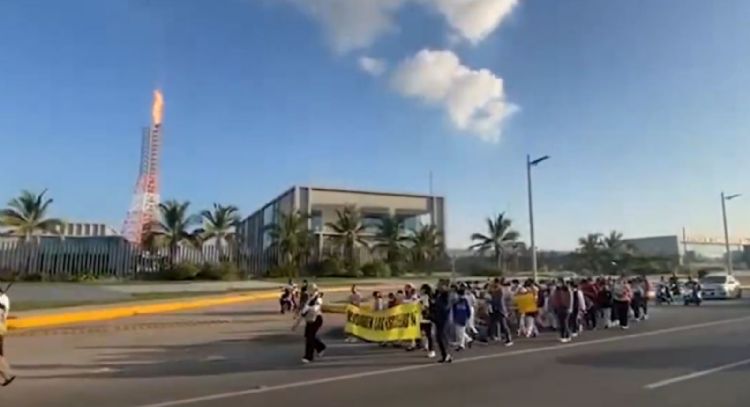 Protestan en Dos Bocas por reubicación de escuelas colindantes con la refinería Olmeca