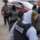 Agentes enmascarados, el símbolo de las redadas migratorias de Trump