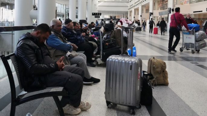 Miles de viajeros se quedan varados con aeropuertos de Oriente Medio cerrados tras el ataque a Irán
