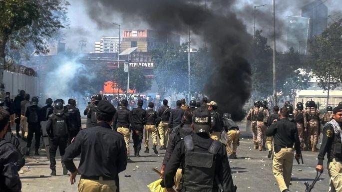 Manifestantes intentan asaltar consulado de EU en Pakistán; hay al menos 22 muertos y 120 heridos