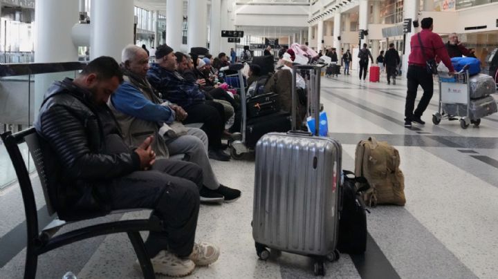 Miles de viajeros se quedan varados con aeropuertos de Oriente Medio cerrados tras el ataque a Irán