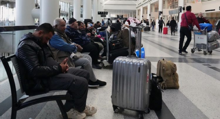 Miles de viajeros se quedan varados con aeropuertos de Oriente Medio cerrados tras el ataque a Irán
