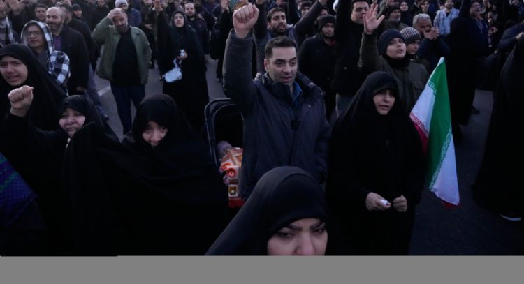 Irán jura venganza tras muerte de líder e intercambia ataques con Israel mientras guerra se amplía