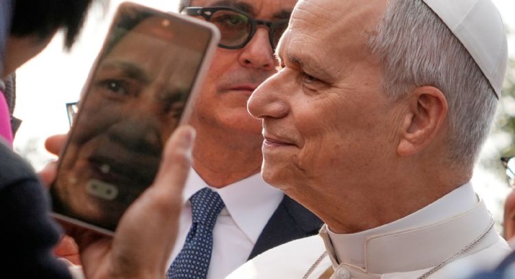 El Papa León XIV anuncia la renuncia de obispo de San Diego acusado de malversar fondos