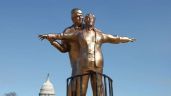 Foto ilustrativa de la nota titulada: Activistas colocan estatua de Trump y Epstein al estilo Titanic