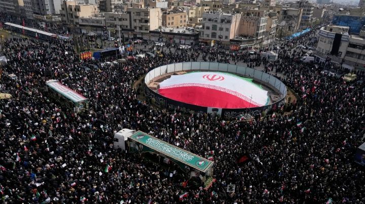 Irán ataca barcos, aeropuerto de Dubái e infraestructura petrolera ante temor por la economía global