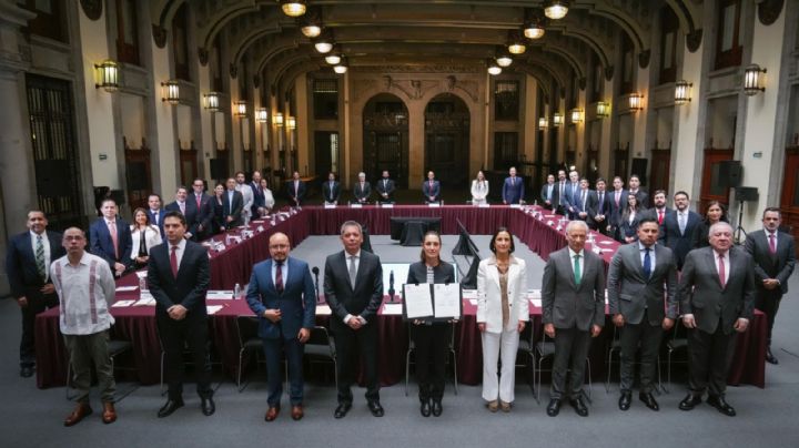 Sheinbaum renueva pacto empresarial y "congela" precio de la gasolina en 24 pesos