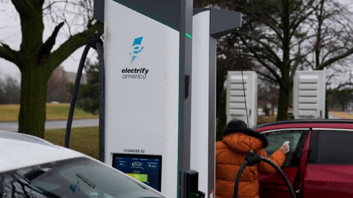 Guerra con Irán dispara el precio de la gasolina y reaviva el interés por los vehículos eléctricos