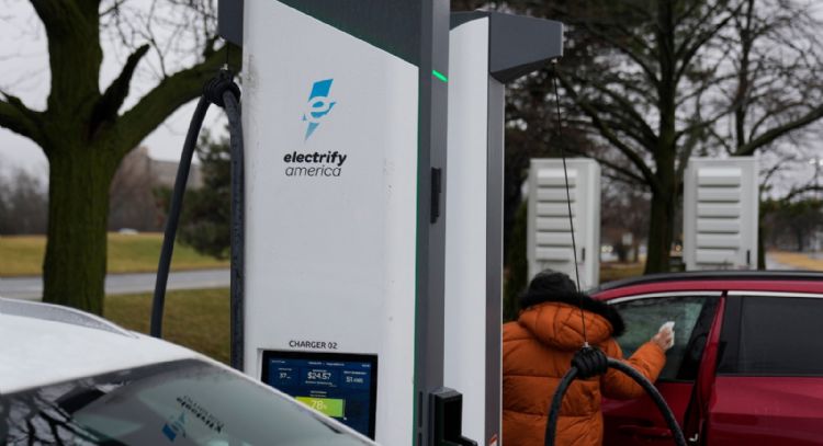 Guerra con Irán dispara el precio de la gasolina y reaviva el interés por los vehículos eléctricos