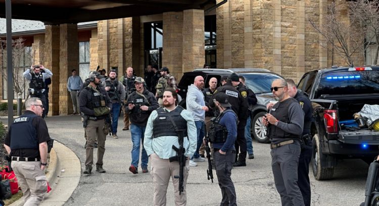 Agentes abaten a hombre armado que embistió con vehículo una sinagoga de Michigan