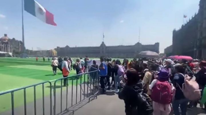 CNTE irrumpe en mega cancha de futbol en el Zócalo: “¡Si no hay solución, aquí será el plantón!”