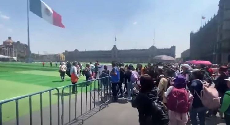 CNTE irrumpe en mega cancha de futbol en el Zócalo: “¡Si no hay solución, aquí será el plantón!”