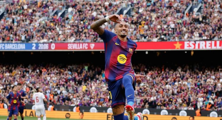 Raphinha anota triplete en victoria del Barcelona 5-2 vs. Sevilla y se mantiene como líder