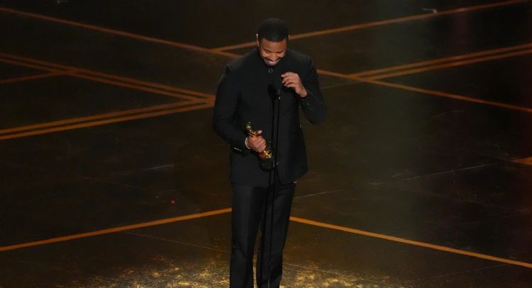 Michael B. Jordan gana el premio a mejor actor por “Pecadores”, llevándose a casa su primer Oscar