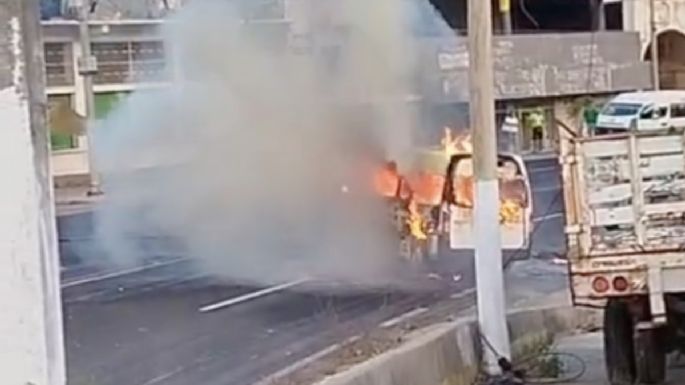 Sicarios incendian una urvan con todo y pasajeros a bordo en Acapulco; murió el chofer (Video)