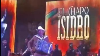“Novillos de la sierra” le cantan al “Chapo Isidro” en carnaval de Sinaloa de Leyva