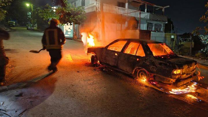 Pistoleros queman taxi, cuyo chofer participó en protesta por la masacre de una familia en Acapulco