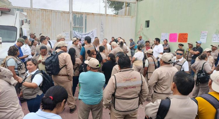 Reciben con protestas al nuevo secretario de Salud de Yucatán; exigen homologación salarial