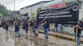 Foto ilustrativa de la nota titulada: Trabajadores petroleros marchan "de luto" en Tabasco por contrato colectivo que señalan de “leonino"
