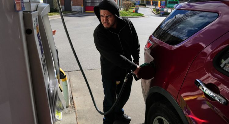 Precios de gasolina en EU alcanzan su nivel más alto desde 2023 por la guerra con Irán