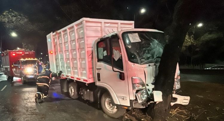 Camioneta de limpia con trabajadores a bordo choca contra árbol en Periférico sur; hay 12 heridos