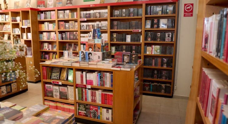 Refuerza Gobernador Durazo acceso a la educación y lectura con becas y librería del FCE en Cajeme