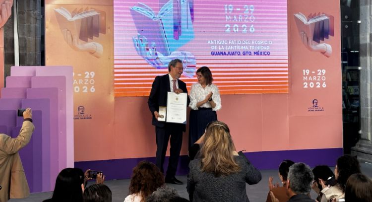 Elmer Mendoza recibe Premio Ibargüengoitia e inaugura la Feria del Libro de Guanajuato