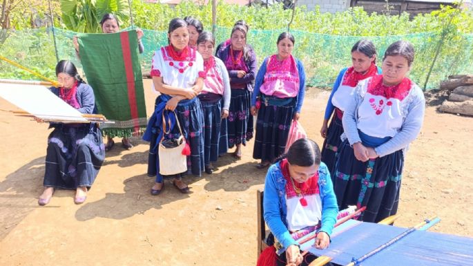 Exigen artesanas tsotsiles pago de más de 500 mil pesos a promotor de moda por adeudo