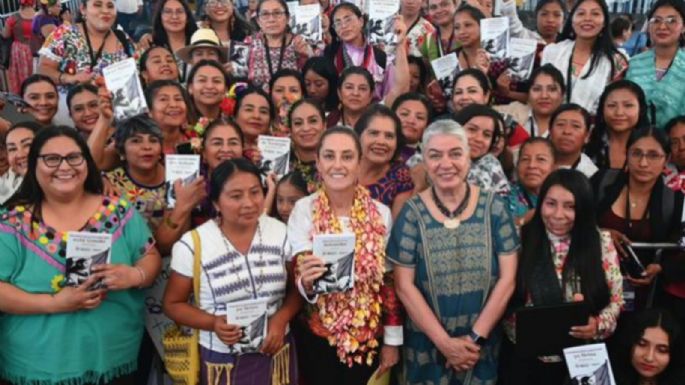 Sheinbaum reconoce a indígenas por traducir la cartilla de derechos de las mujeres a 67 lenguas