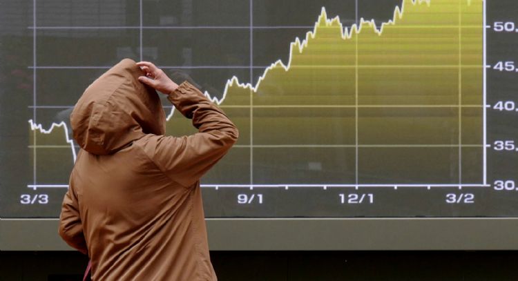 Los mercados se disparan y los futuros del petróleo caen tras anuncio de Trump de avances con Irán