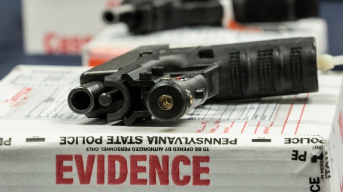Informe expone cómo armas compradas en el sur de EU terminan en escenas de crimen del norte