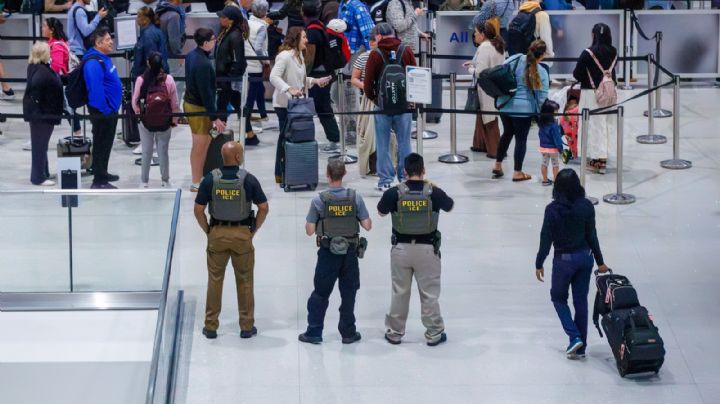 ¿Pueden los agentes del ICE agilizar las largas filas en algunos aeropuertos de EU?