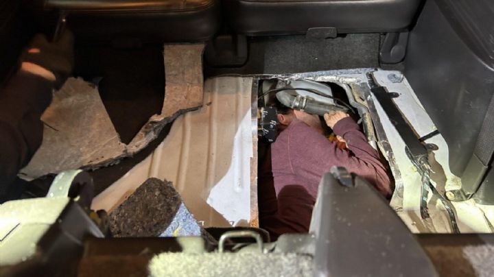 Hombre intenta cruzar a EU escondido en área del tanque de gasolina de un vehículo