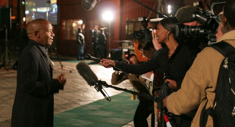 Compositor de cántico de "El Rey León" demanda a comediante por traducción de "El Ciclo de la Vida"