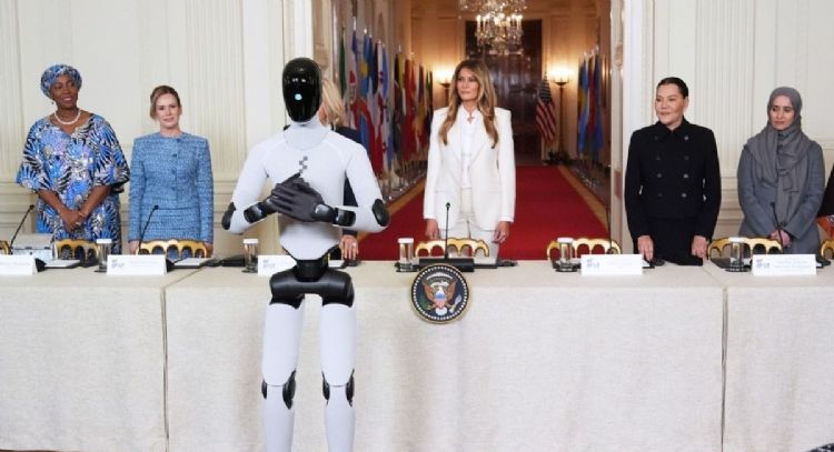Melania Trump aparece con un robot humanoide en cumbre sobre IA y tecnología (Video)