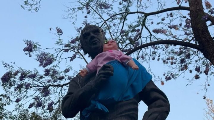 Intervienen estatuas de personajes históricos con bebés de juguete en Guadalajara